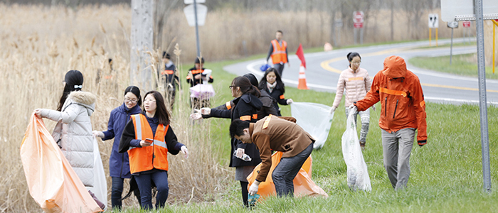 Dozens of Students Volunteer in Town Clean-up Activities on Earth Day 